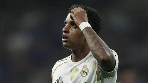 No duelo entre Real Madrid e Oviedo, a decisão de Xabi Alonso de substituir Rodrygo por Vinicius gerou forte reação do jovem atacante. (Foto: Juan Manuel Serrano Arce/Getty Images)