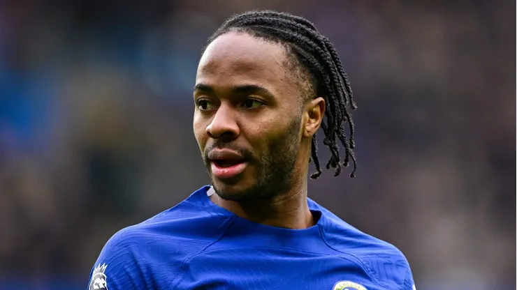 Chelsea pode vender Sterling ao Besiktas por R$146 milhões. (Photo by Mike Hewitt/Getty Images)