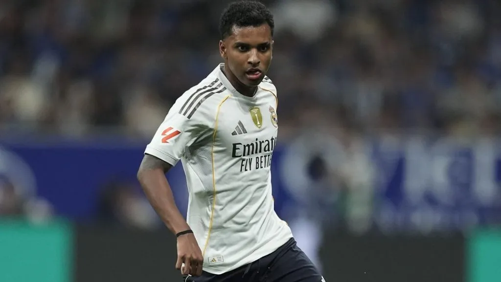 Rodrygo em ação pelo Real Madrid contra o Real Oviedo, no último final de semana. O jogador foi substituído e ficou bastante irritado no banco de reservas. (Foto: Juan Manuel Serrano Arce/Getty Images)