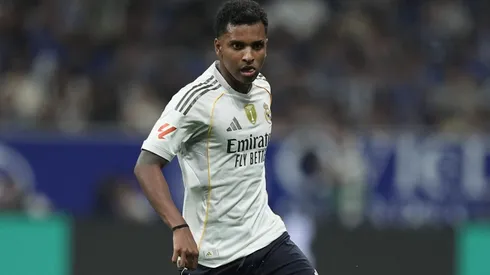 Rodrygo em ação pelo Real Madrid contra o Real Oviedo, no último final de semana. O jogador foi substituído e ficou bastante irritado no banco de reservas. (Foto: Juan Manuel Serrano Arce/Getty Images)