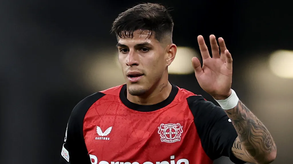 Piero Hincapié com a mão para o alto durante partida do Bayer Leverkusen (Foto: Lars Baron/Getty Images)