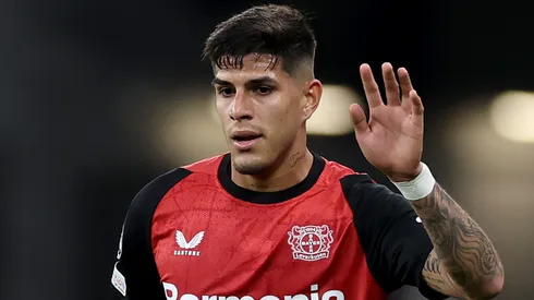 Piero Hincapié em jogo do Bayer Leverkusen. (Foto: Lars Baron/Getty Images)
