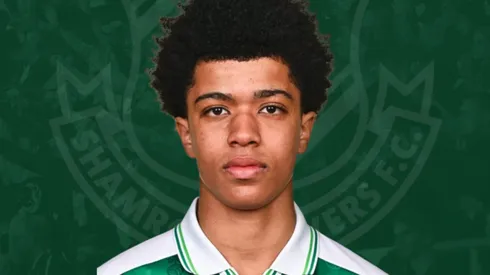 Jovem vem disputando Conference League pelo clube irlandês (Foto: Site oficial do Shamrock Rovers)