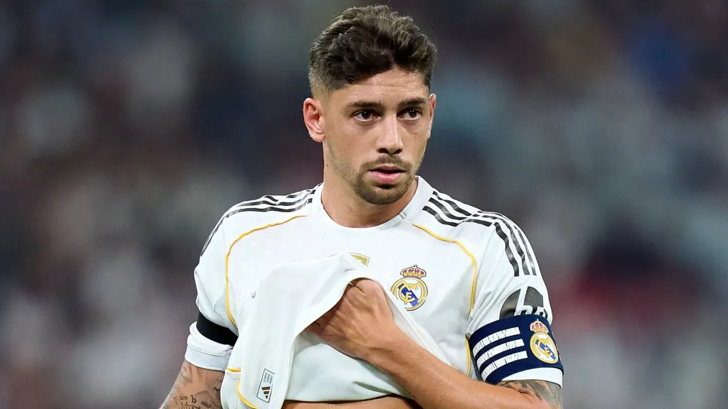 Federico Valverde em duelo como capitão do Real Madrid (Foto: Angel Martinez/Getty Images)