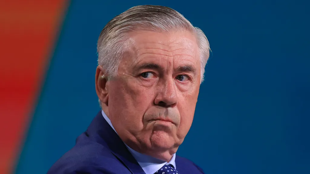 Carlo Ancelotti olhando para o lado durante coletiva da Seleção Brasileira. (Foto: Buda Mendes/Getty Images)