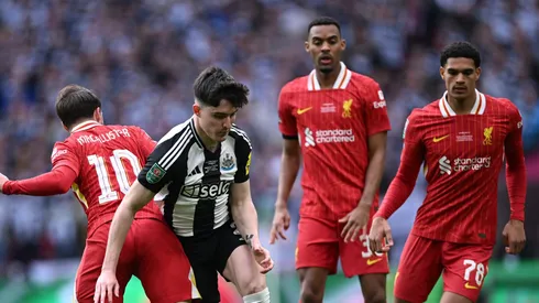 Jogadores do Liverpool e um atleta do Newcastle. (Foto: Justin Setterfield/Getty Images)