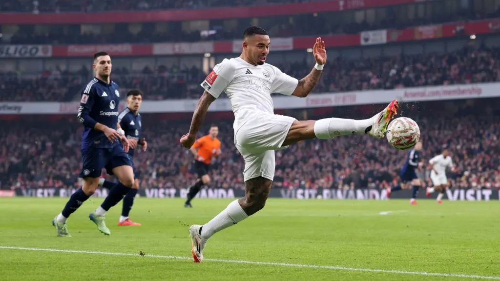 Jesus se lesionou no jogo contra o United, em janeiro deste ano (Foto: Julian Finney/Getty Images)