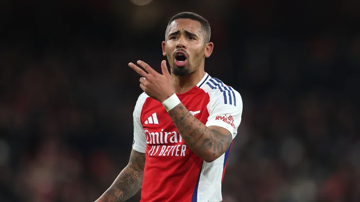 Gabriel Jesus está fora de combate desde janeiro de 2025 (Foto: Alex Pantling/Getty Images)
