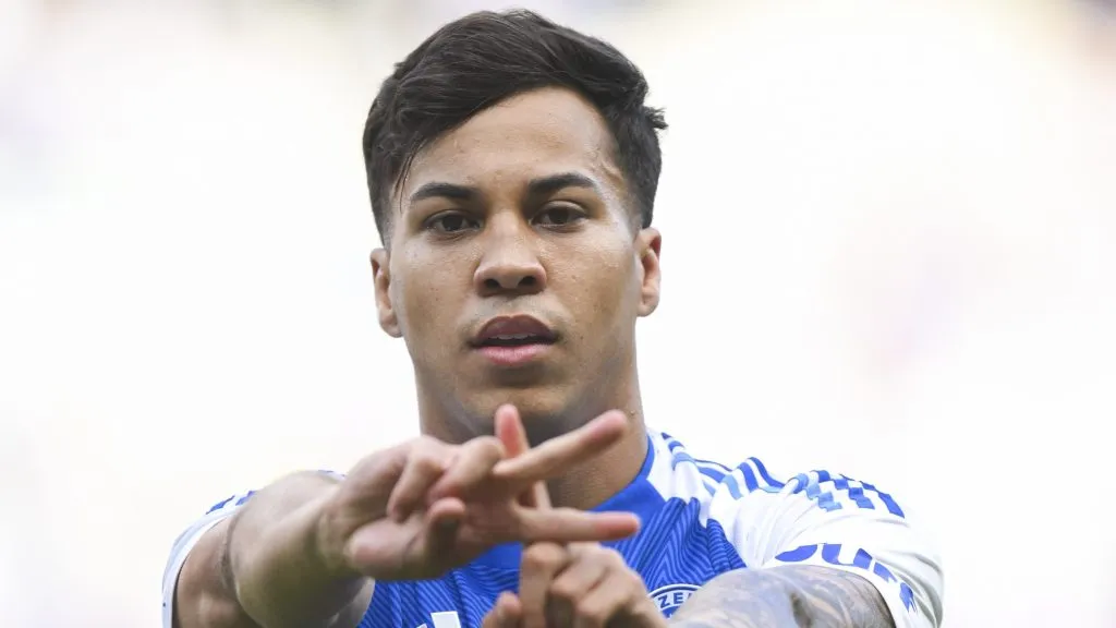 Kaio Jorge, em campo, com a camisa azul e branca