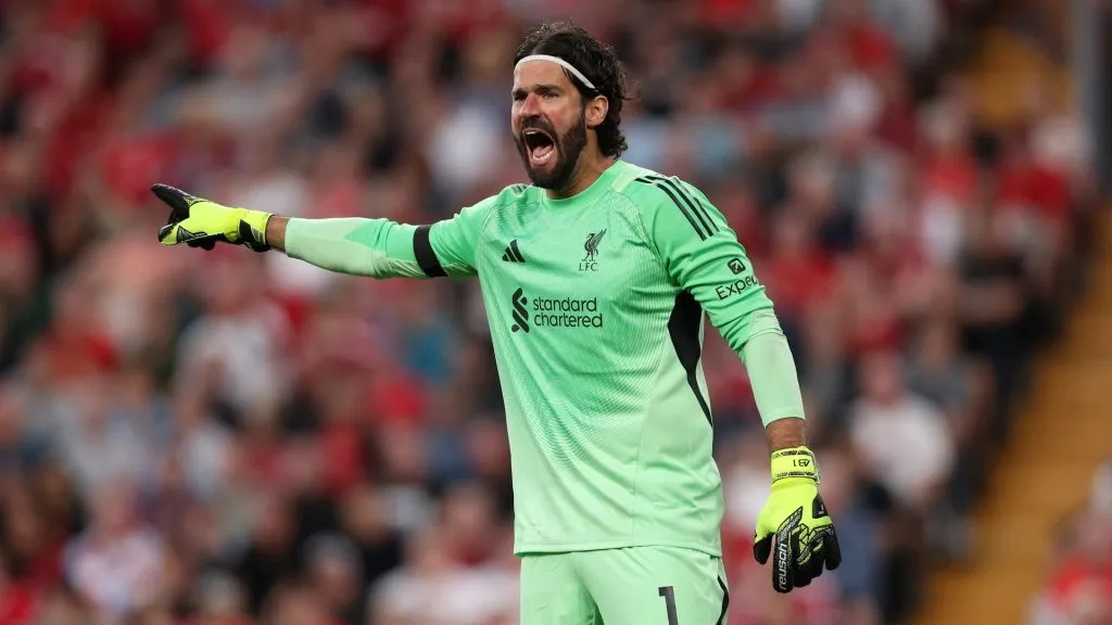Alisson Becker em ação pelo Liverpool. (Photo by Michael Steele/Getty Images)