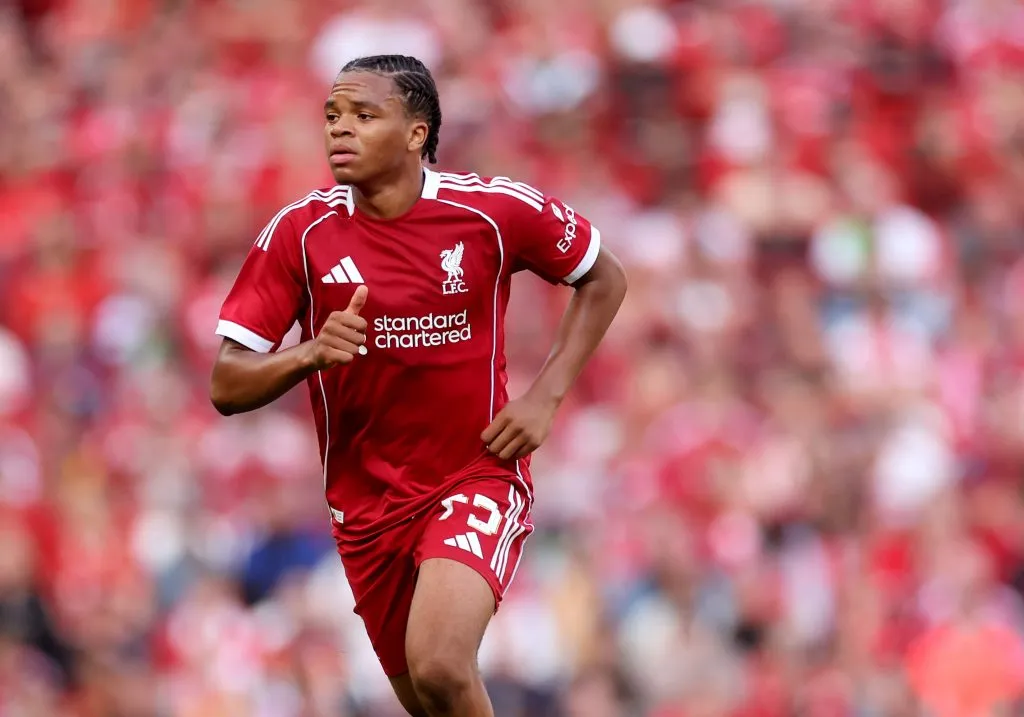 Rio Ngumoha, de apenas 16 anos, pelo profissional do Liverpool. Segundo o jornalista a Paul Joyce, do The Times, em entrevista ao canal Off The Ball, o clube optou em desenvolvê-lo do que ir em busca para fechar a contratação de Fofana e Barcola (Photo by Carl Recine/Getty Images)