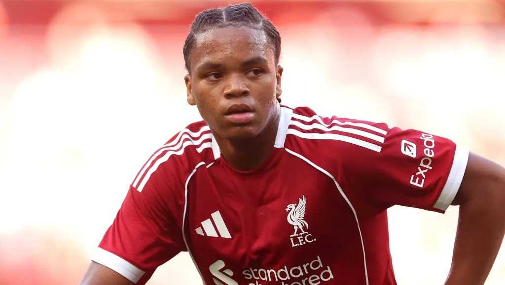 Rio Ngumoha, em campo, com a camisa vermelha do Liverpool. (Foto: Carl Recine/Getty Images)