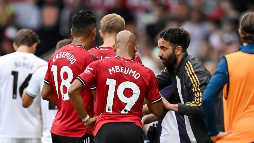 Ruben Amorim comandando o Manchester United contra o Fulham. Foto: Mike Hewitt/Getty Images