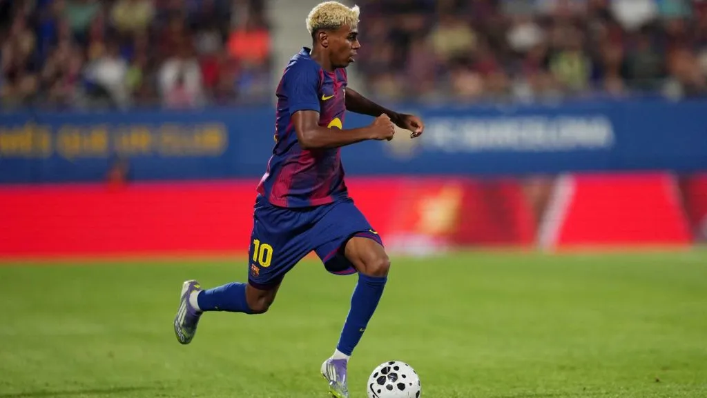 Lamine Yama em campo pelo Barcelona. Foto: Alex Caparros/Getty Images
