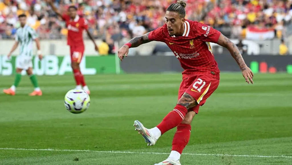 Kostas Tsimikas em ação durante o amistoso de pré-temporada. Foto de Justin Berl/Getty Images