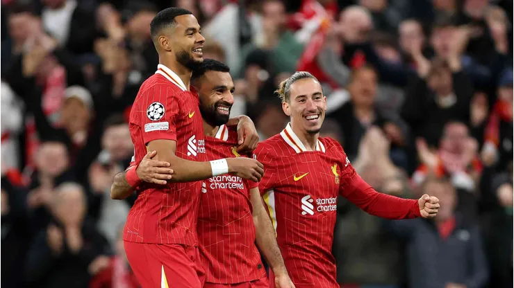 Mohamed Salah, Cody Gakpo e Kostas Tsimikas durante a partida. Foto de Carl Recine/Getty Images