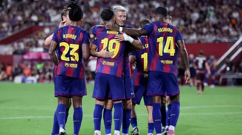 Barcelona é parabenizado por Robert Lewandowski. Foto: Paul Miller/Getty Images