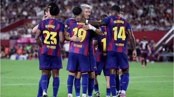 Barcelona é parabenizado por Robert Lewandowski. Foto: Paul Miller/Getty Images