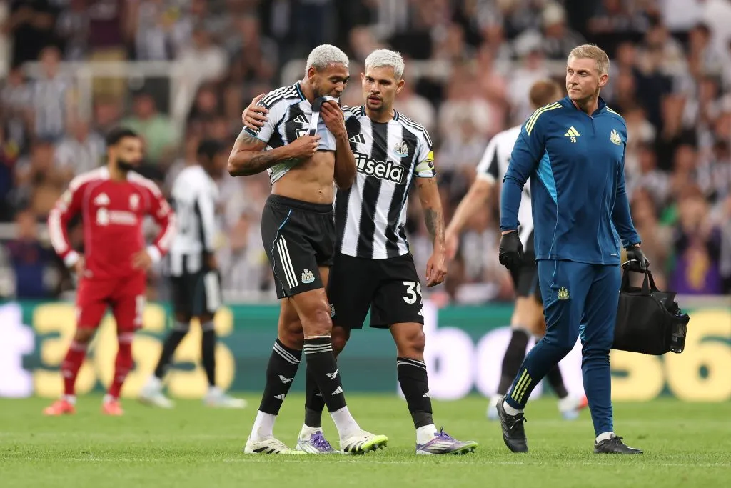Joelinton é apoiado por Bruno Guimarães após lesão – Photo by George Wood/Getty Images