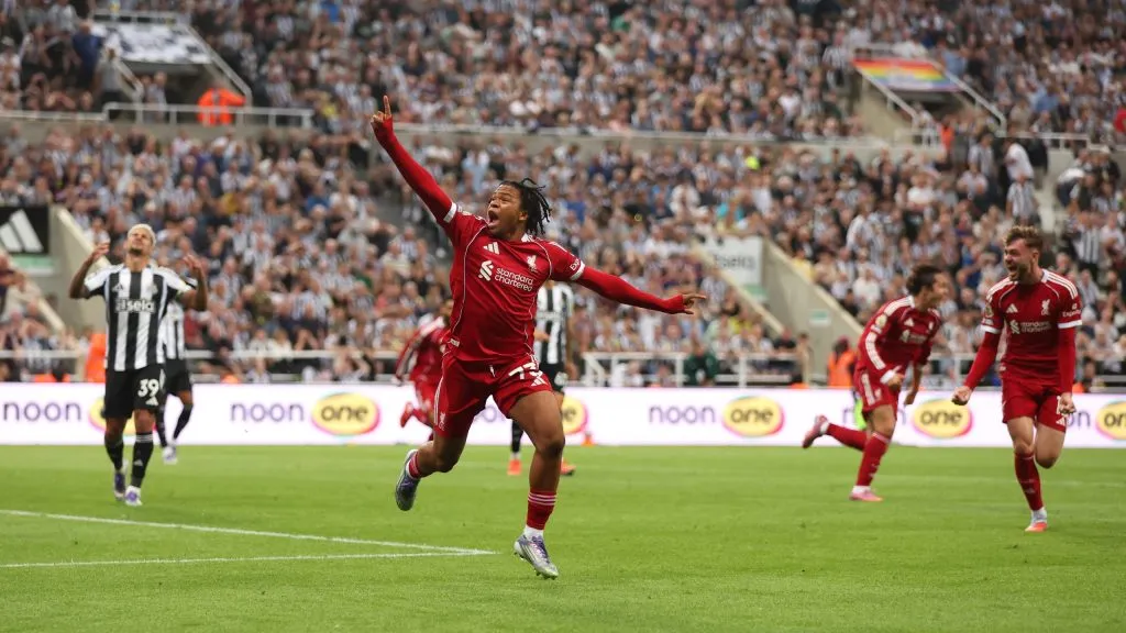 Rio Ngumoha comemorando gol da vitória do Liverpool. Foto: George Wood/Getty Images