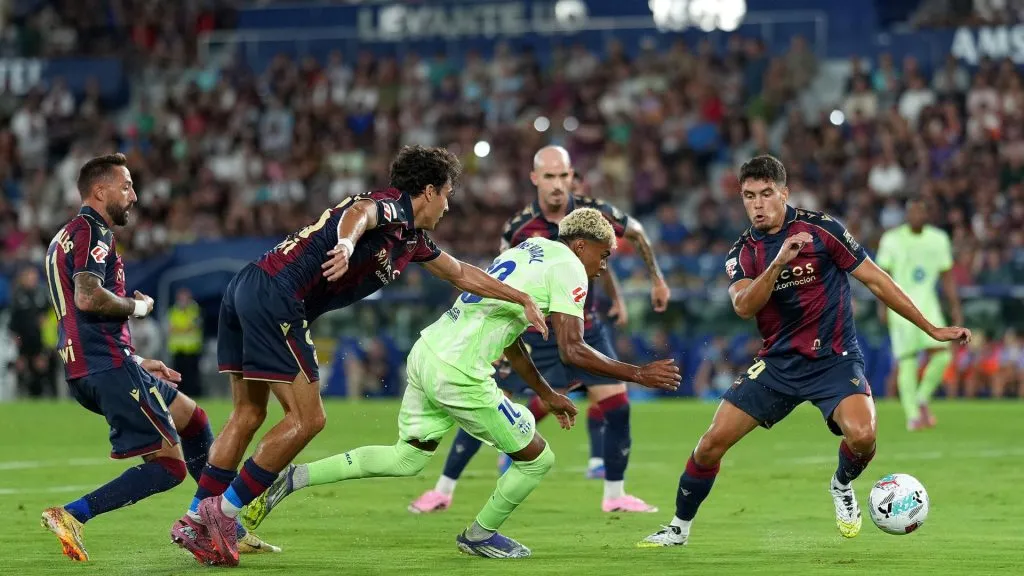 Lamine Yamal em ação contra o Levante em LaLiga (Foto: Alex Caparros/Getty Images)