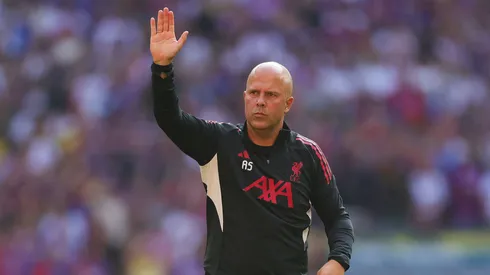 Arne Slot durante jogo da Community Shield (Foto: Julian Finney/Getty Images)