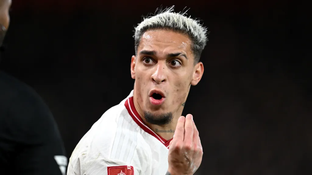 Antony reclama durante partida pelo Manchester United. Michael Regan/Getty Images)