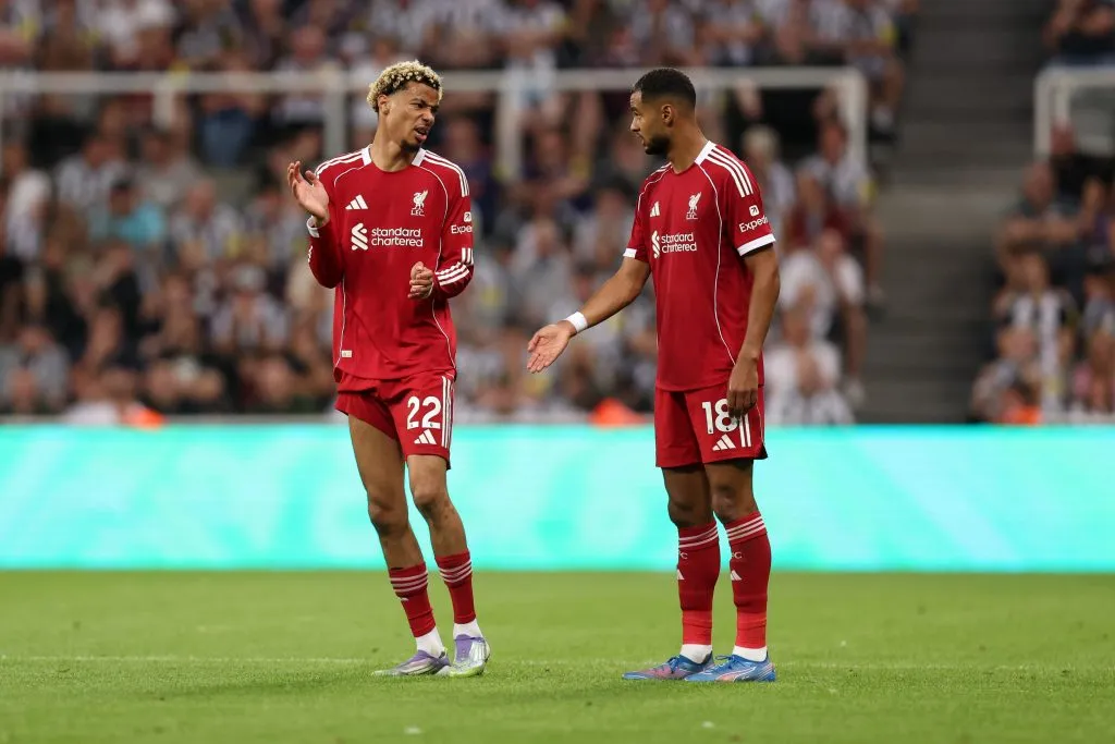 Gakpo e Ekitiké, em campo, com uniforme vermelho do Liverpool