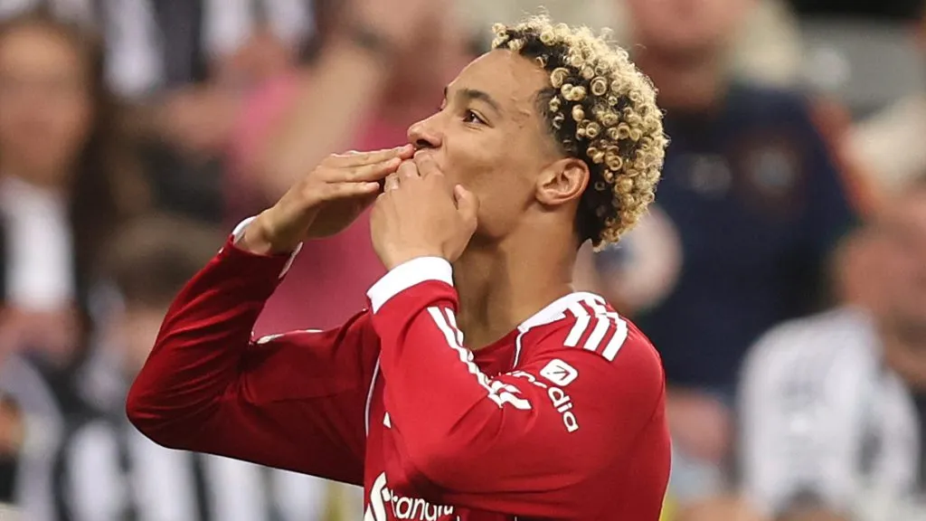 Ekitiké, em campo, com a camisa vermelha do Liverpool