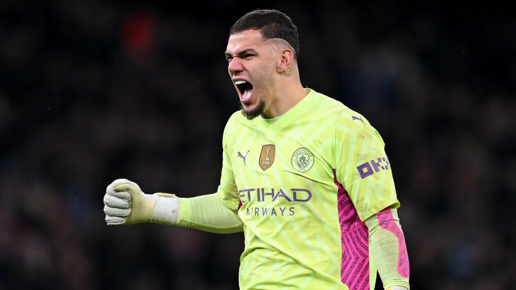 Ederson comemorando durante partida pelo Manchester City (Foto: Shaun Botterill/Getty Images)