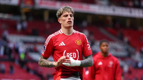 Garnacho estava presente para acompanhar seu novo time vencer o Fulham por 2 a 0, após o Manchester United ter fechado um acordo para vender o jogador argentino por 40 milhões de libras 292,93 milhões de reais. Foto: Marc Atkins/Getty Images