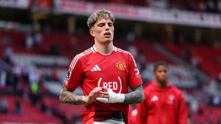 Garnacho estava presente para acompanhar seu novo time vencer o Fulham por 2 a 0, após o Manchester United ter fechado um acordo para vender o jogador argentino por 40 milhões de libras 292,93 milhões de reais. Foto: Marc Atkins/Getty Images