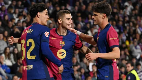 Fermin Lopez comemora o gol de seu time com Hector Fort (E) e Pau Victor (D). Foto: Denis Doyle/Getty Images