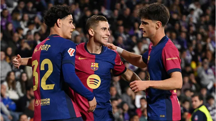 Fermin Lopez comemora o gol de seu time com Hector Fort (E) e Pau Victor (D). Foto: Denis Doyle/Getty Images