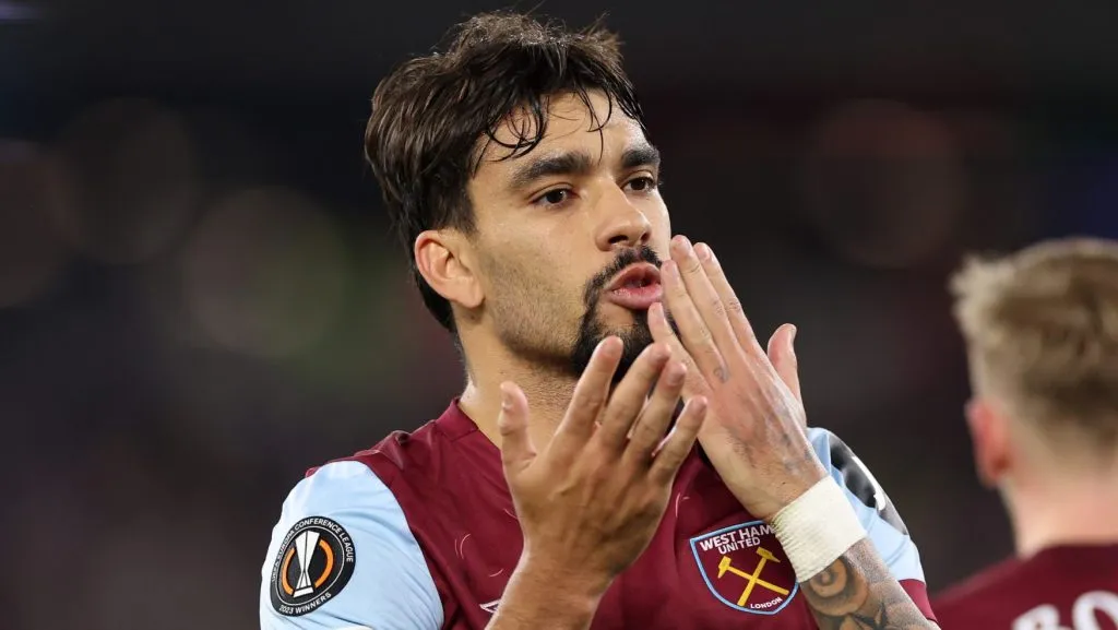 Lucas Paquetá, em campo, com a camisa azul e vinho do West Ham