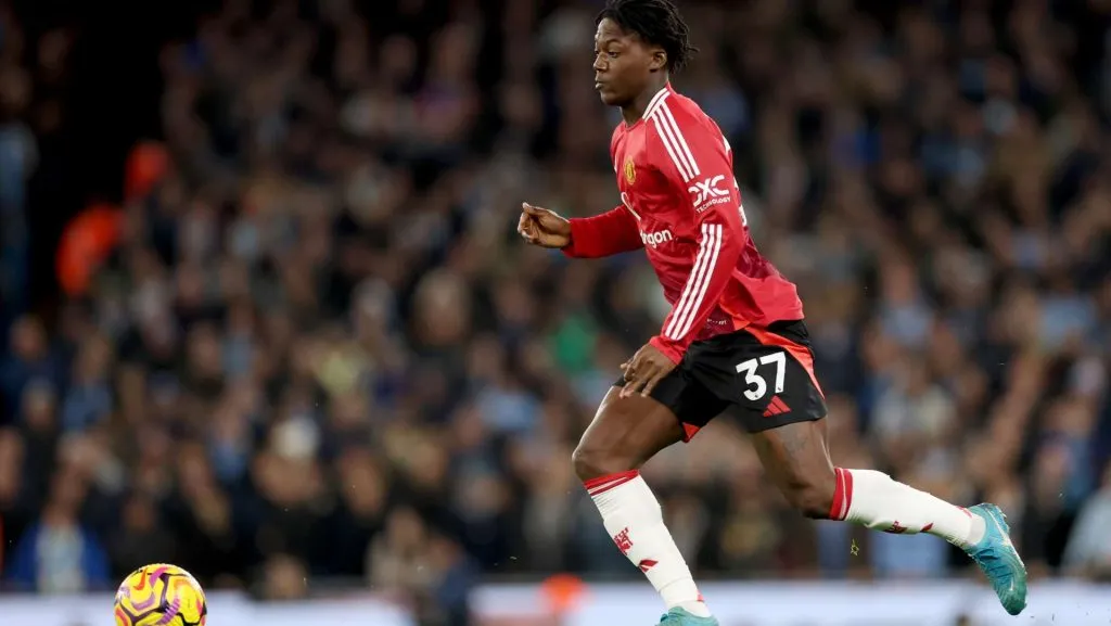 Kobbie Mainoo durante a partida da Premier League. Foto: Carl Recine/Getty Images