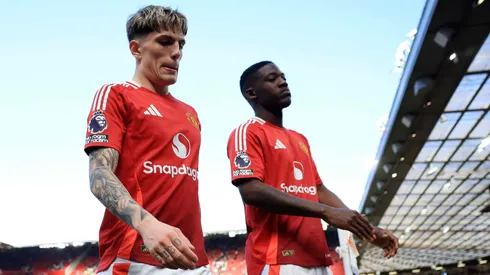 Alejandro Garnacho e Kobbie Mainoo deixam o campo. Foto: Carl Recine/Getty Images