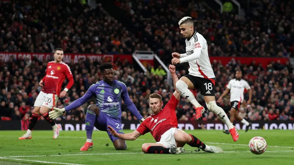 Andreas Pereira em duelo contra o United na Premier League (Foto: Carl Recine/Getty Images)
