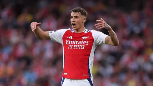 Jakub Kiwior em ação pelo Arsenal. Foto: Alex Pantling/Getty Images