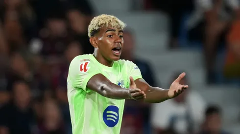 Lamine Yamal, craque do Barcelona em campo. (Photo by Alex Caparros/Getty Images)