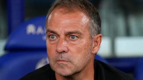 Hansi Flick exige a chegada de um zagueiro no Barcelona para liberar Fermín ao Chelsea. (Photo by Alex Caparros/Getty Images)