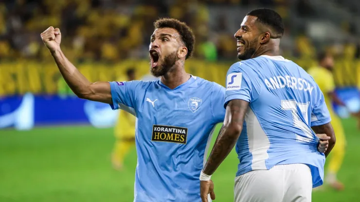 Jajá comemorando gol pelo Pafos FC.