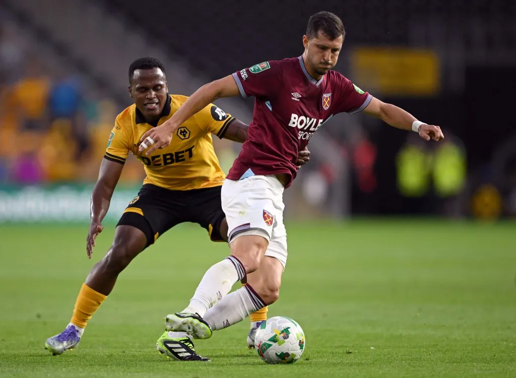 Jhon Arias em ação durante Wolverhampton x West Ham. (Photo by Shaun Botterill/Getty Images)