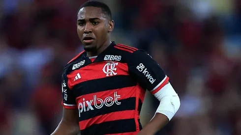 RIO DE JANEIRO, BRAZIL - JUNE 13: Lorran of Flamengo runs with the ball during the match between Flamengo and Gremio as part of Brasileirao 2024 at Maracana Stadium on June 13, 2024 in Rio de Janeiro, Brazil. (Photo by Buda Mendes/Getty Images)
