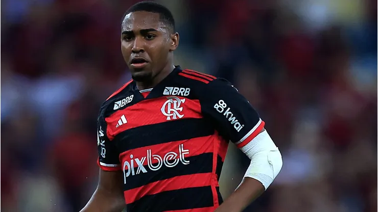 RIO DE JANEIRO, BRAZIL - JUNE 13: Lorran of Flamengo runs with the ball during the match between Flamengo and Gremio as part of Brasileirao 2024 at Maracana Stadium on June 13, 2024 in Rio de Janeiro, Brazil. (Photo by Buda Mendes/Getty Images)