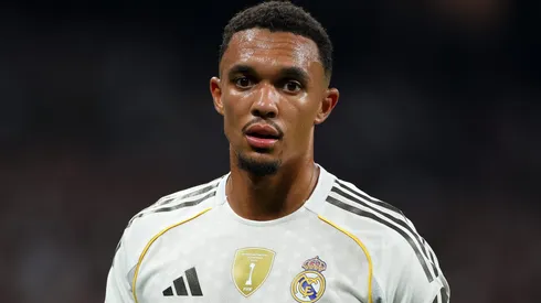A chegada de Alexander-Arnold cria um dilema para Xabi Alonso, que decidirá quem jogará no clássico contra o Barça. (Foto: Florencia Tan Jun/Getty Images)