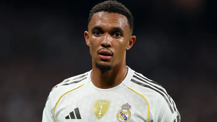 A chegada de Alexander-Arnold cria um dilema para Xabi Alonso, que decidirá quem jogará no clássico contra o Barça. (Foto: Florencia Tan Jun/Getty Images)