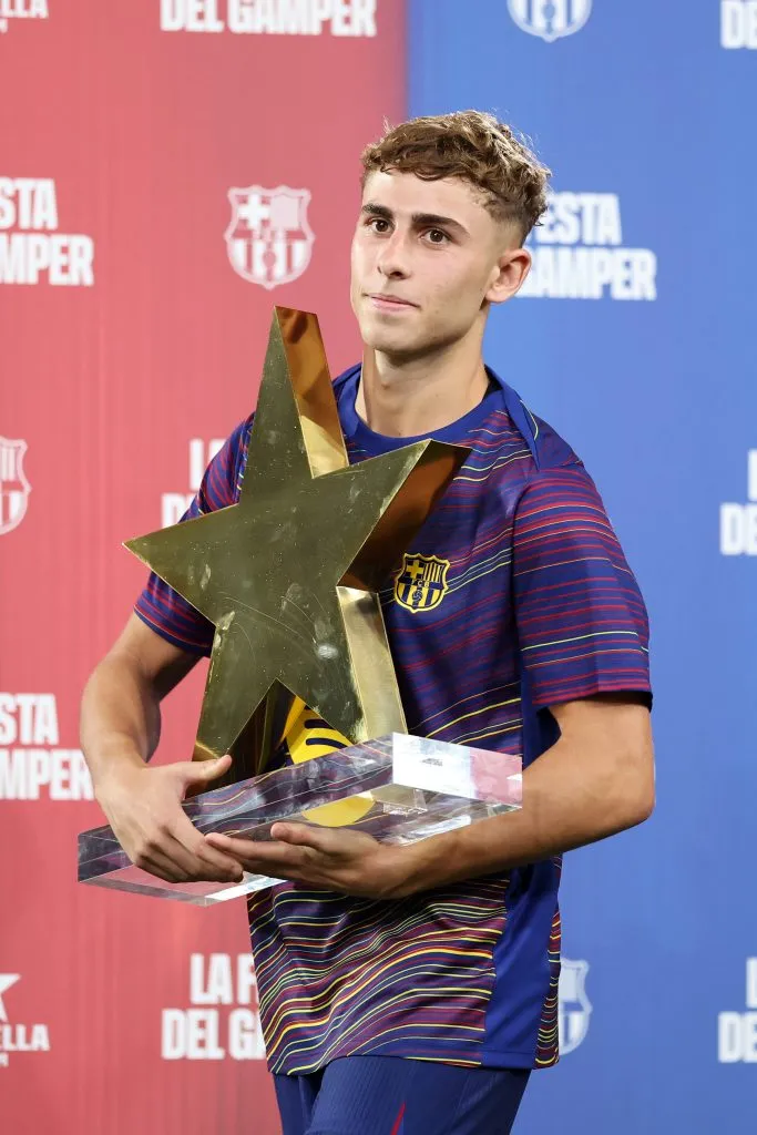 Fermin Lopez, pelo Barcelona foi presenteado com prêmio de MVP pelo Troféu Joan Gamper contra o Como1907.Ele não gostaria de sair, mas o Chelsea está esperando uma resposta e ele poderia ganhar um salário maior nos Blues (Photo by Judit Cartiel/Getty Images)