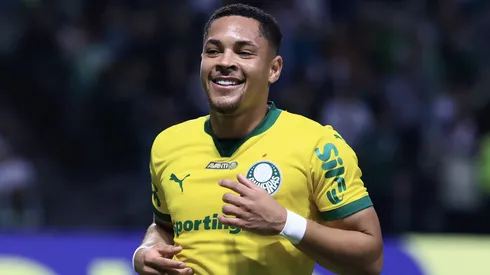 Vitor Roque em jogo do Palmeiras. (Foto: Marcello Zambrana/AGIF)