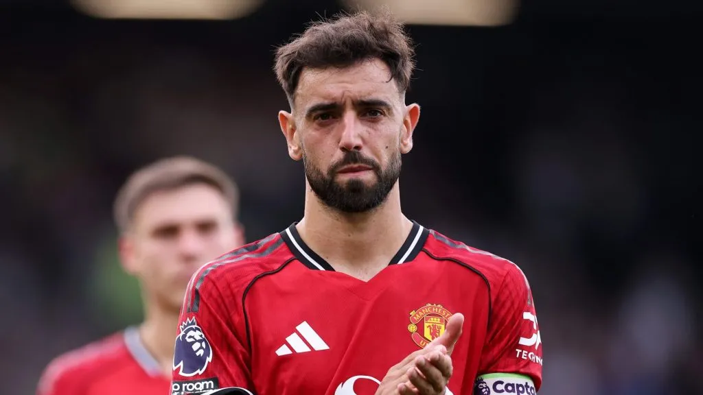 Bruno Fernandes, em campo, com a camisa vermelha